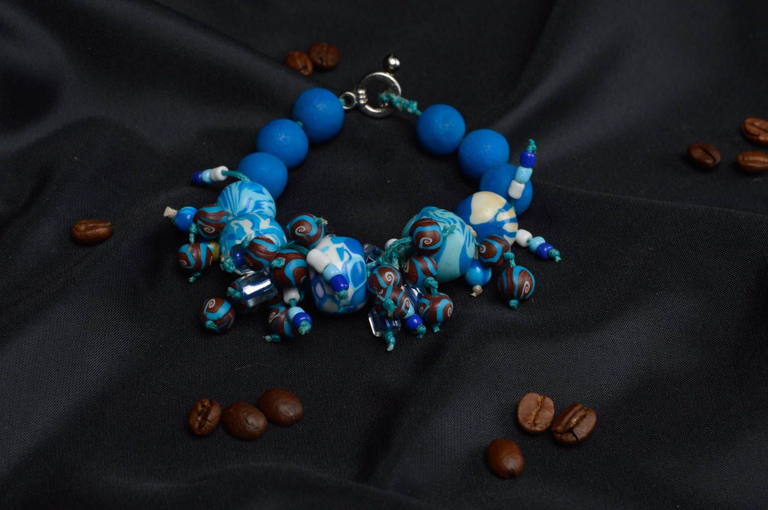 Синий наручный браслет для женщин из полимерной глины и пластика с бусинами фото 1