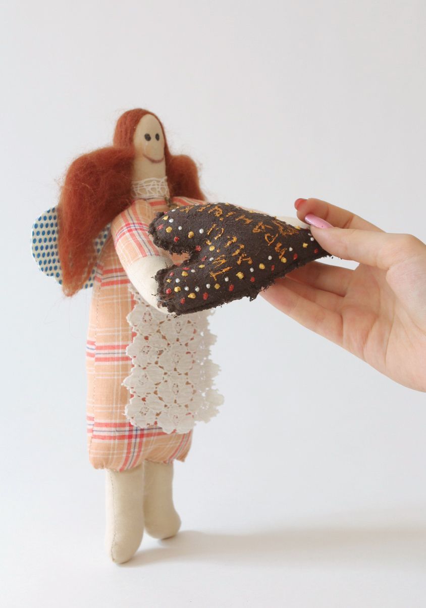 Bambola morbida in cotone fatta a mano pupazzo tessile con cuore bello
 foto 5