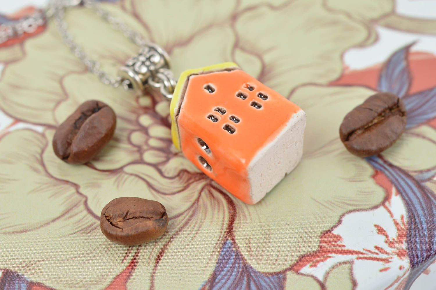 Pendentif maison orange Bijou fait main en céramique peint Cadeau femme photo 1