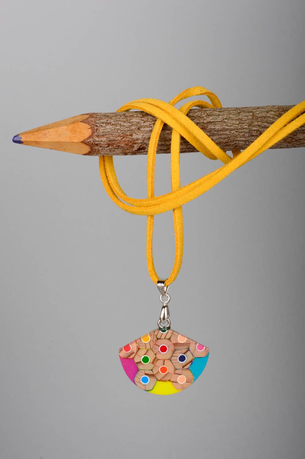 Pendentif fantaisie Bijou fait main multicolore crayons Accessoire femme design photo 1