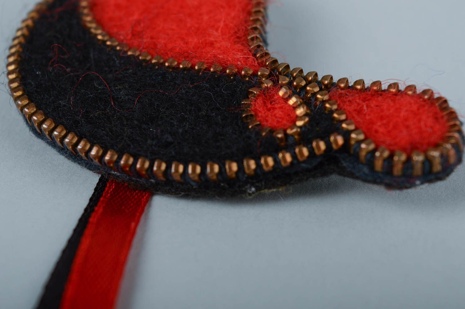 Broche oiseau noir rouge Bijou fait main Cadeau femme en laine feutrée originale photo 2