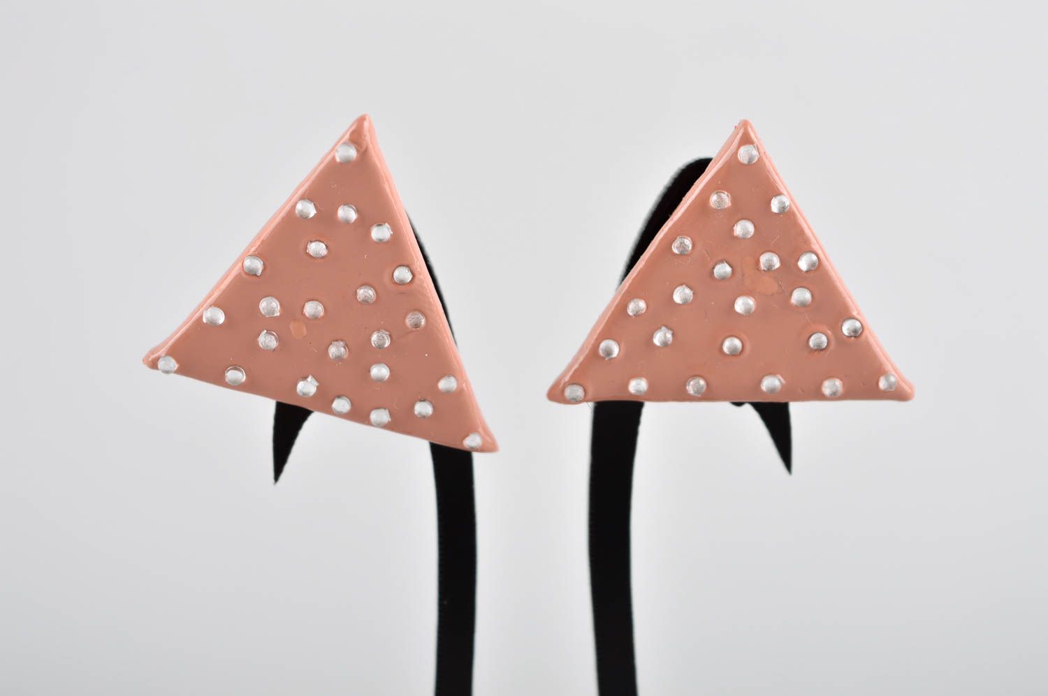 Beige Ohrringe Dreiecke handmade Designer Schmuck Accessoire für Frauen foto 2
