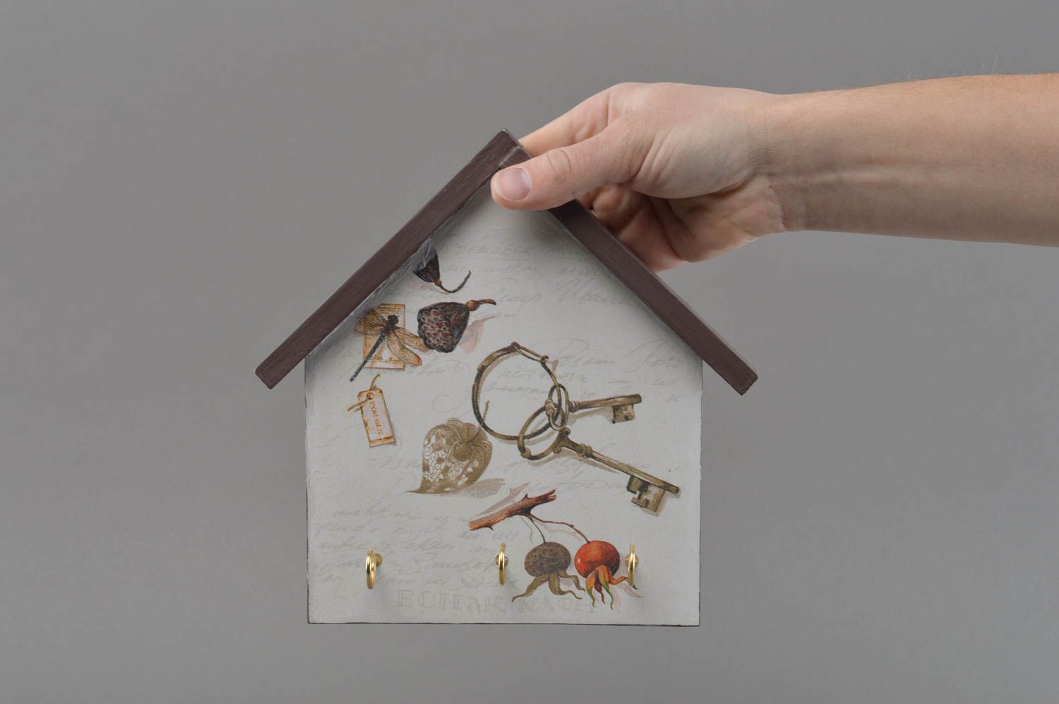Cassetta porta-chiavi di legno fatta a mano da parete in tecnica decoupage foto 4