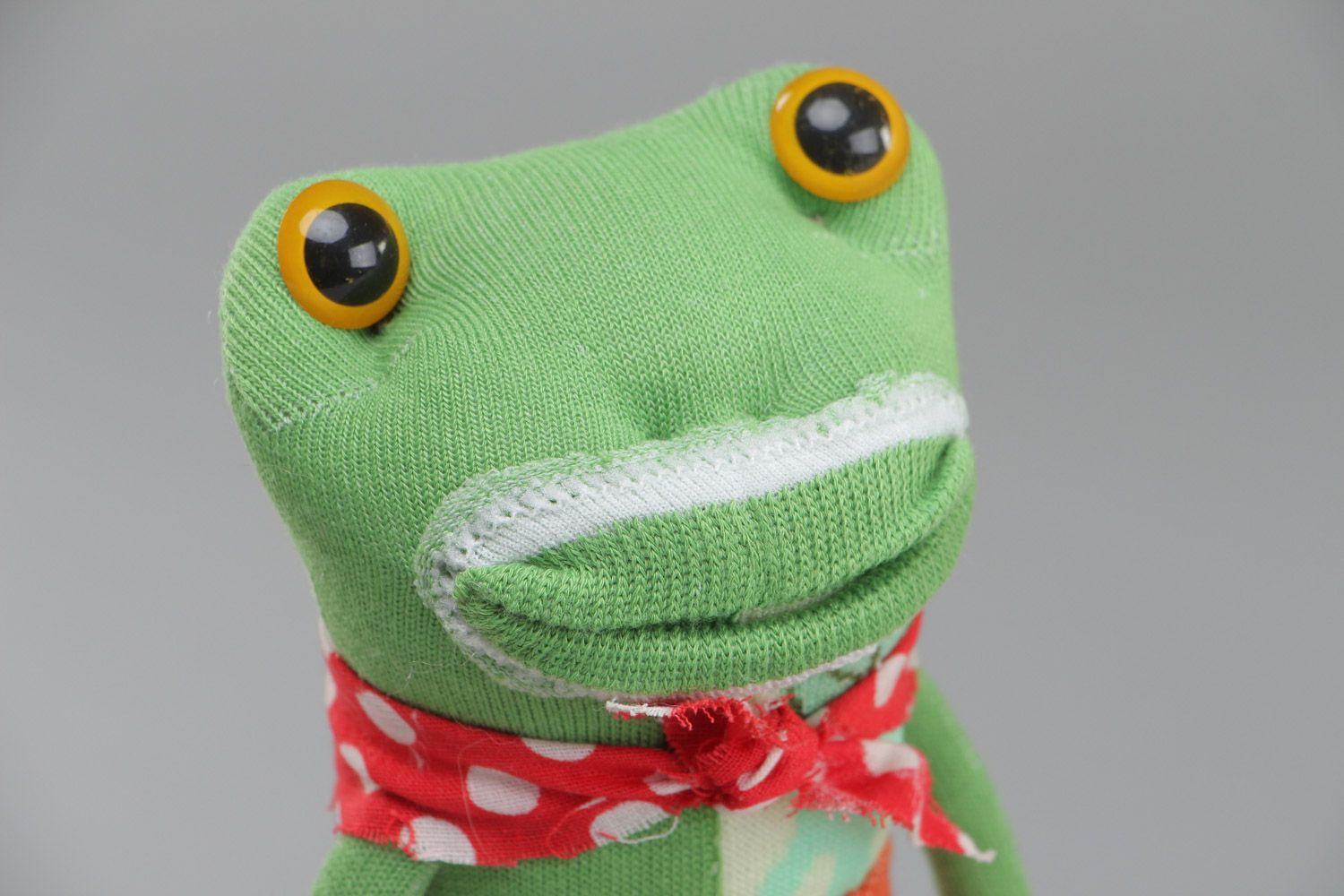 Игрушка лягушка из носков зеленая в костюме среднего размера ручной работы  фото 2