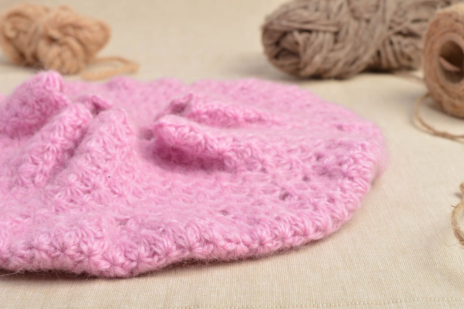 Boina tejida a ganchillo rosada hecha a mano accesorio de moda ropa infantil foto 3