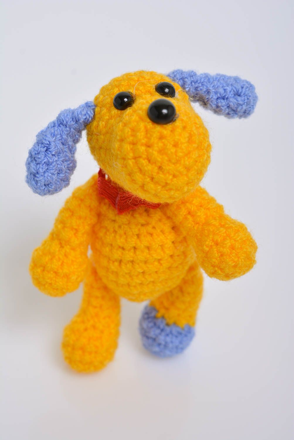 Gelbes handmade Kuscheltier Hund aus Acrylfäden gehäkelt mit blauen Ohren foto 1