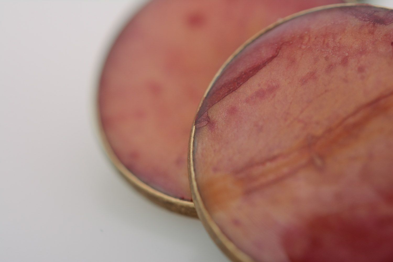 Круглые серьги подвески с лепестками розы в эпоксидной смоле ручной работы розовые фото 5