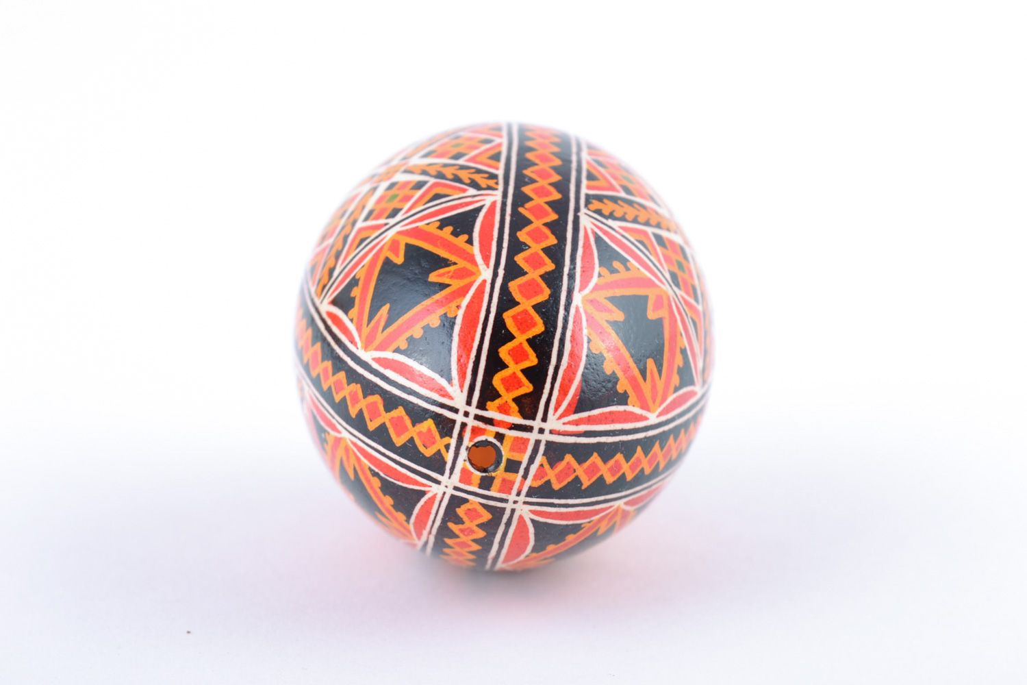 Яркое расписное куриное яйцо ручной работы с традиционными орнаментами фото 5