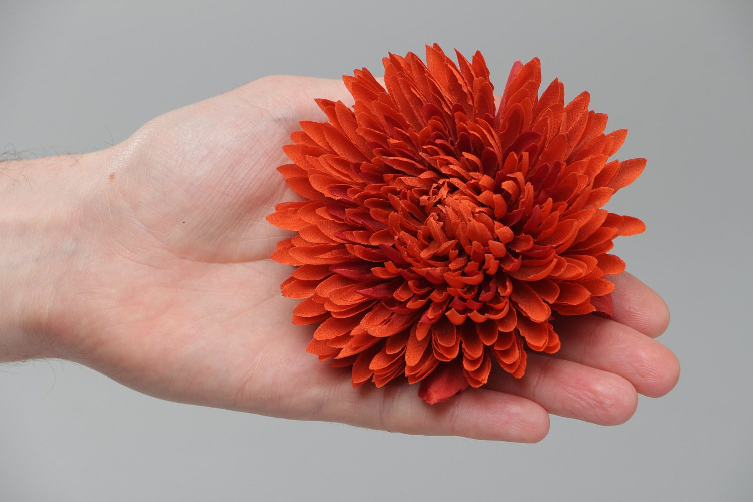 Заколка для волос из крепдешина в технике флористики ручной работы Хризантема фото 5