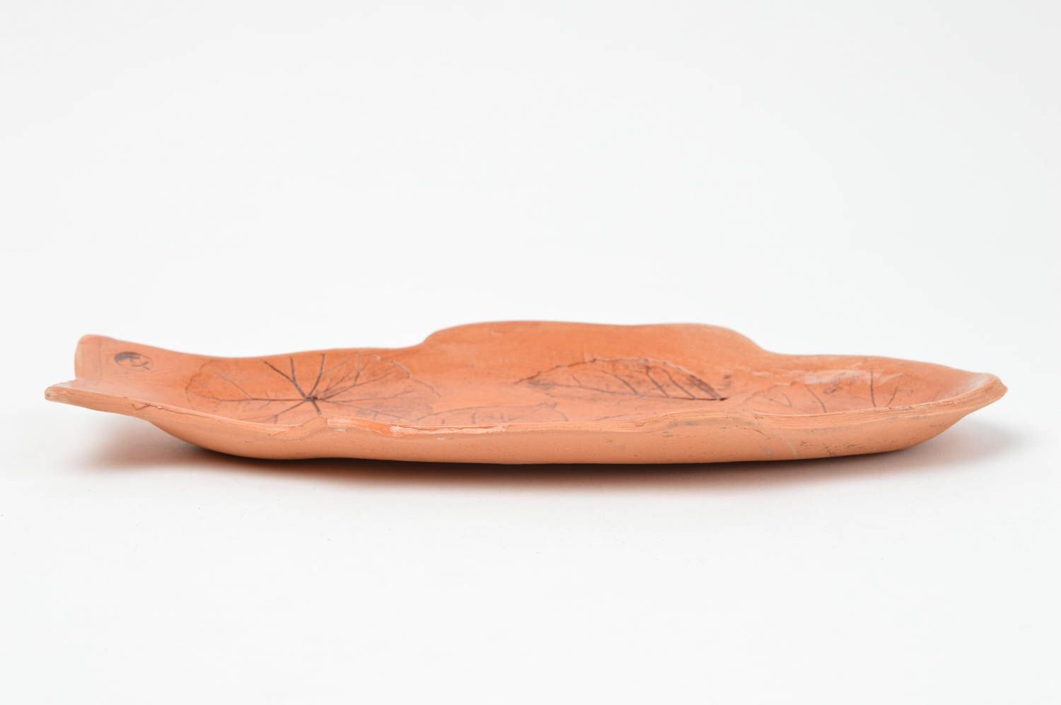 Авторская декоративная керамическая тарелка из красной глины ручной работы рыба фото 3