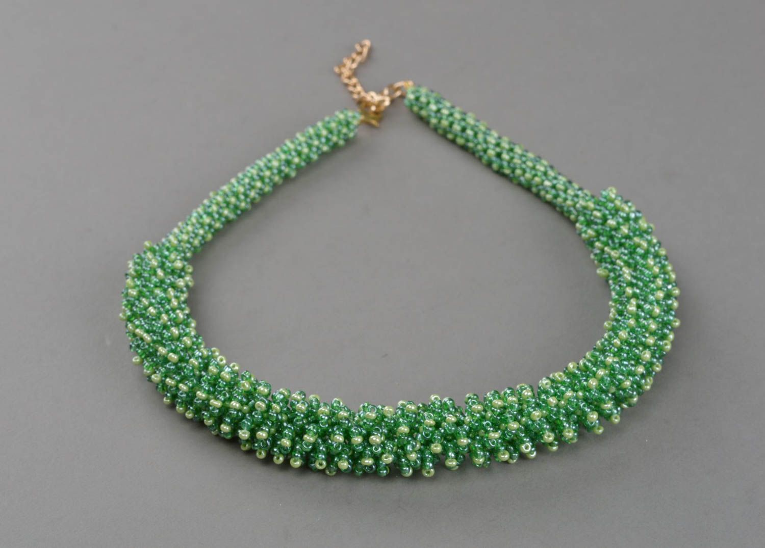 Ожерелье из бисера ручной работы авторское красивое в зеленых тонах стильное фото 2