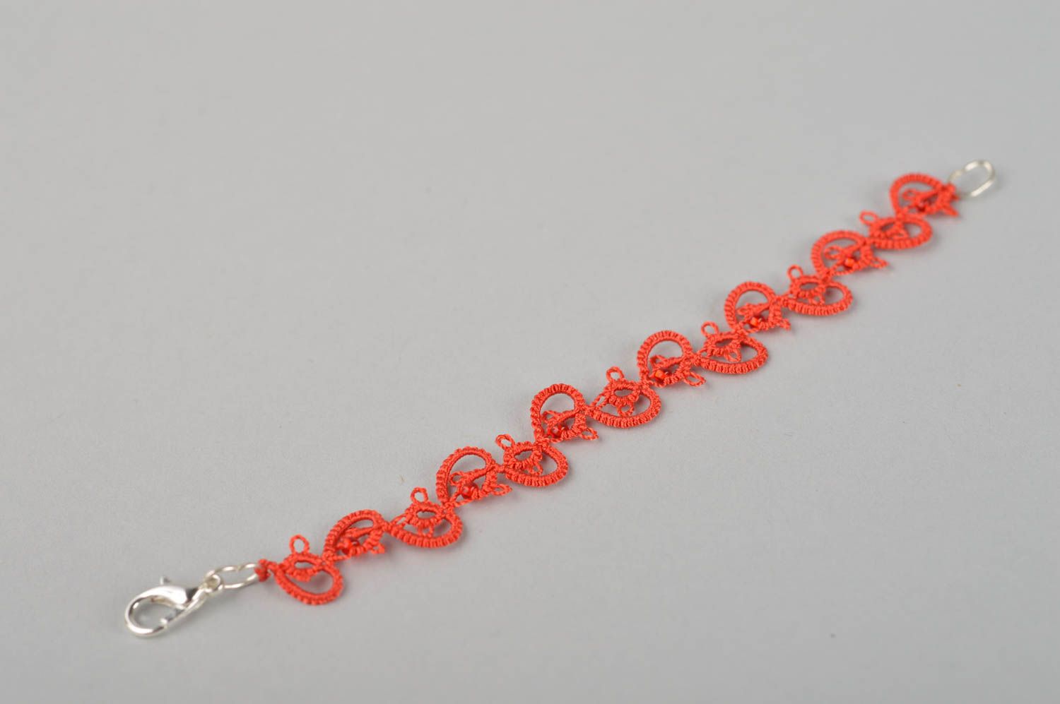 Bracelet textile Bijou fait main technique frivolité Accessoire femme rouge photo 2