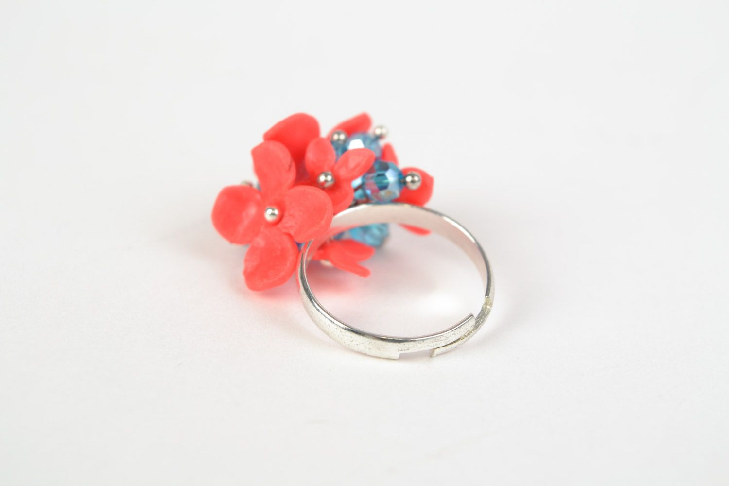 Origineller schöner rosa Blumen Ring aus Polymerton mit Glasperlen Handarbeit  foto 4