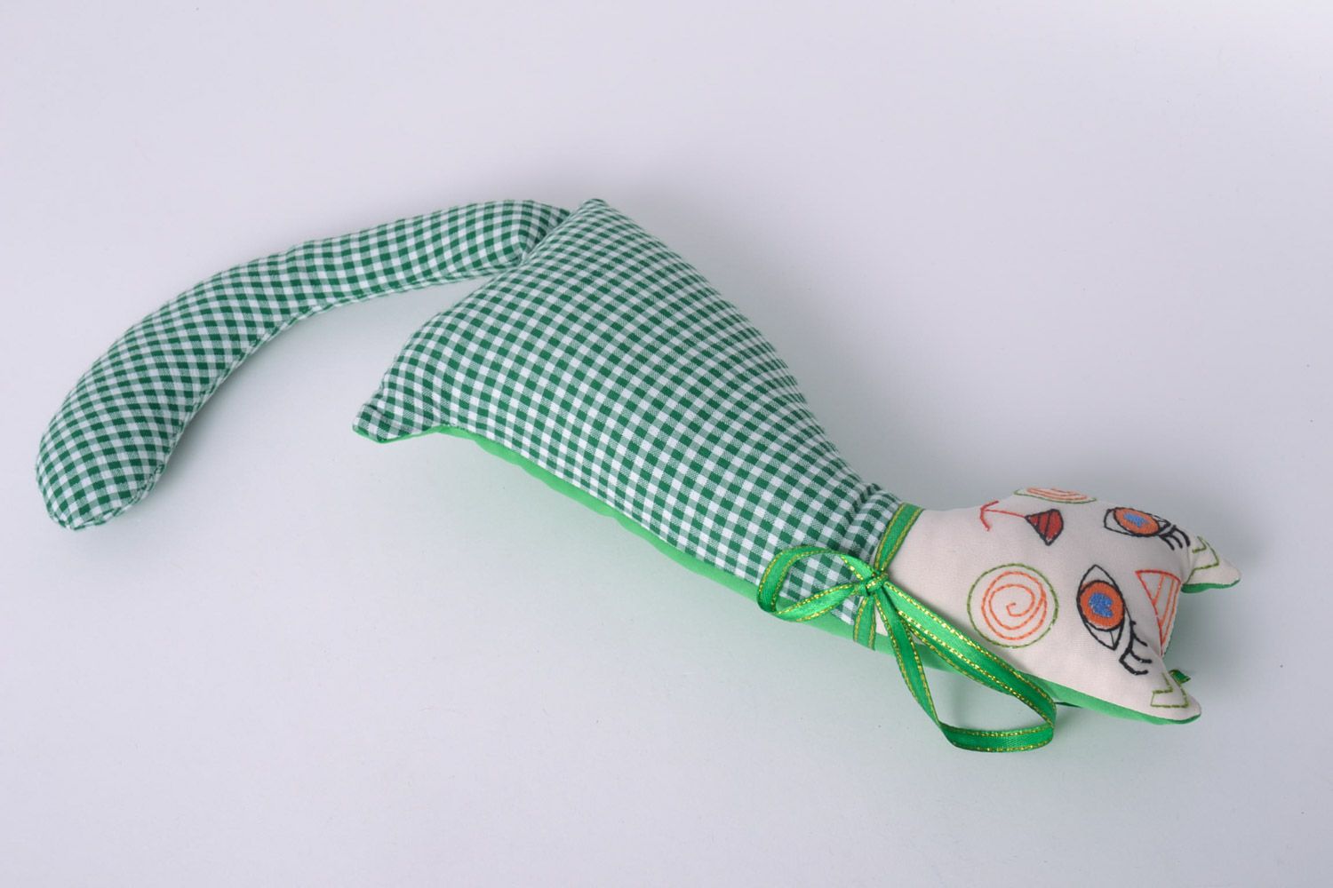 Juguete de peluche hecho a mano de textil gato a cuadros de cola larga foto 3