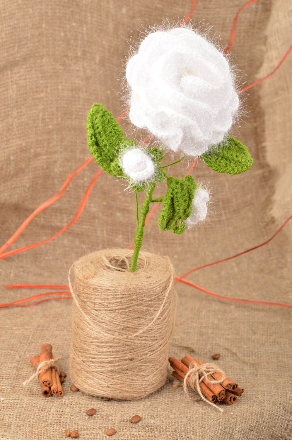 Fleur en tissu faite main tricotée en fils acryliques Rose blanche décoration photo 1