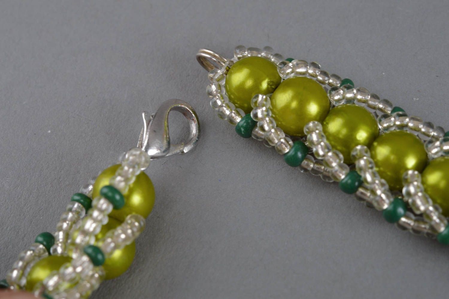 Künstlerisches Collier aus Glasperlen und Perlen in Grün handgeschaffen stolvoll foto 4