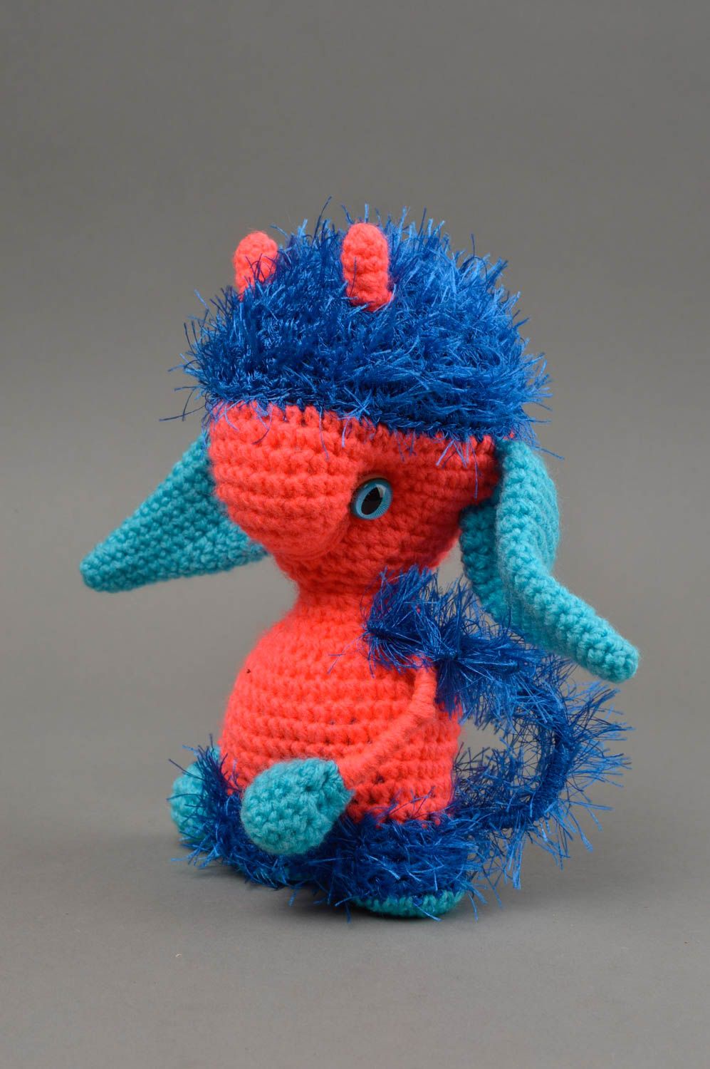 Авторская мягкая вязаная игрушка в виде красно-синего пришельца ручной работы фото 2