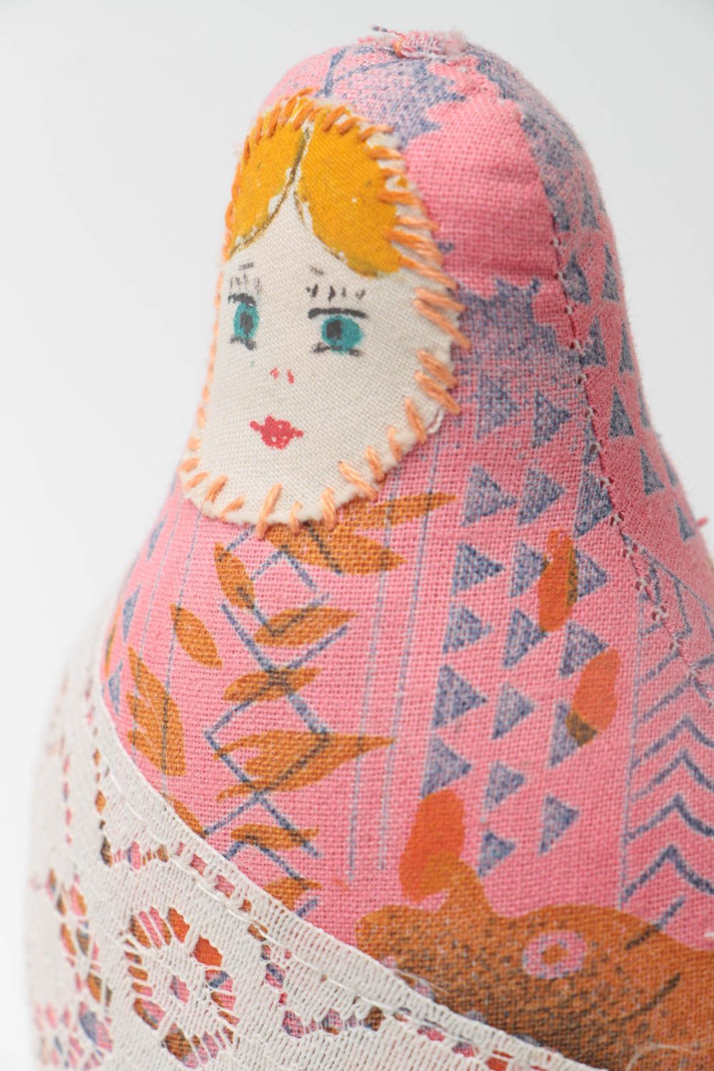 Schöne originelle handgemachte Puppe Matroschka aus Kattun für Kinder foto 3