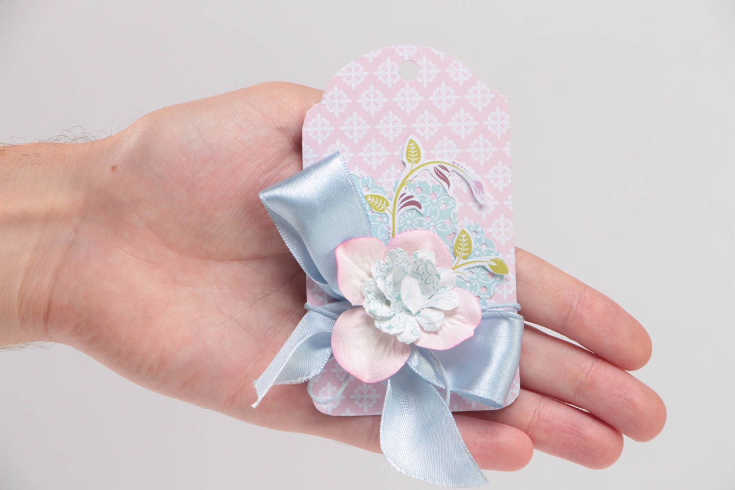 Tag de cadeau technique scrapbooking en carton et papier rose avec noeud  photo 4