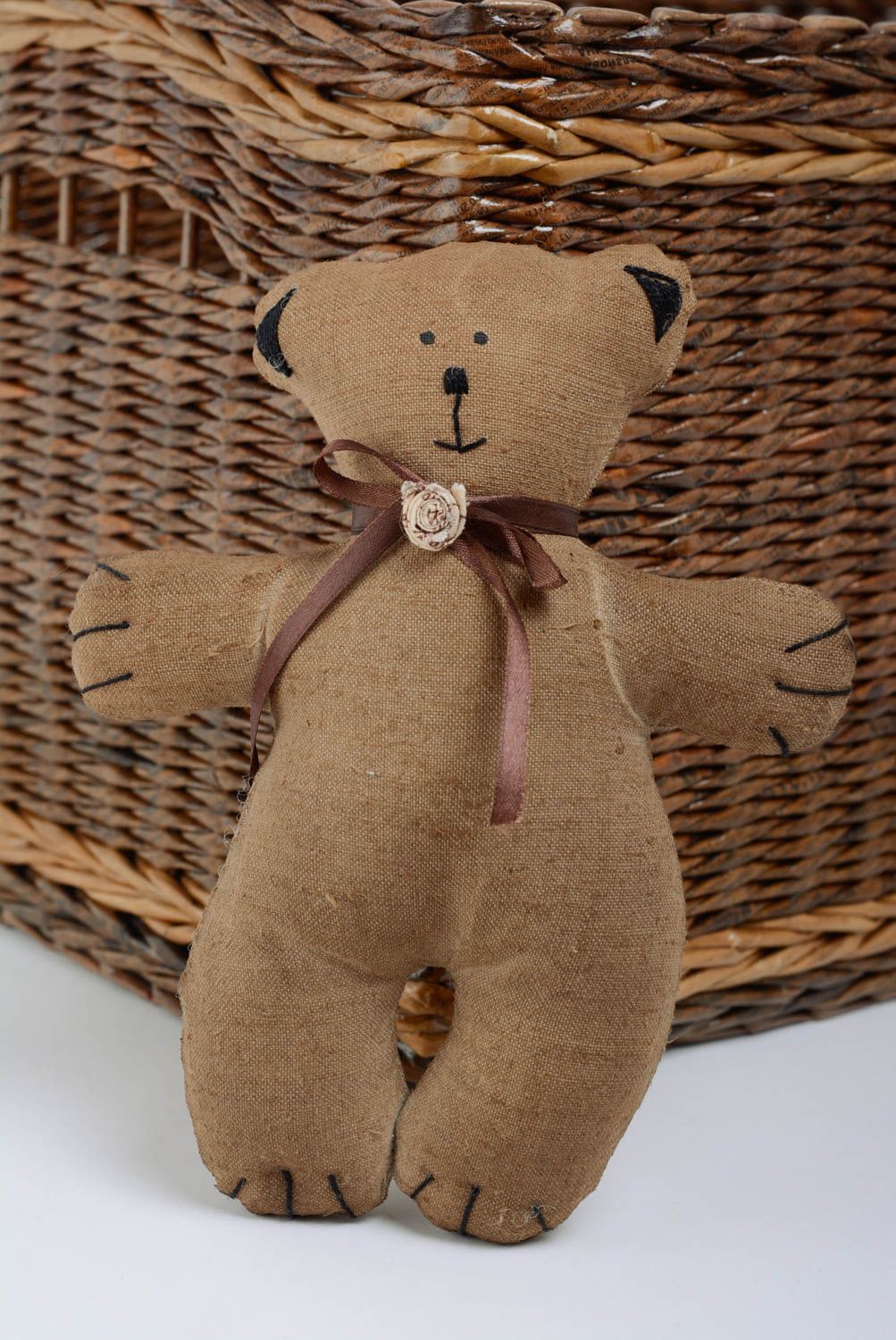 Игрушка медведь небольшого размера коричневый с бантиком на шее ручная работа фото 1