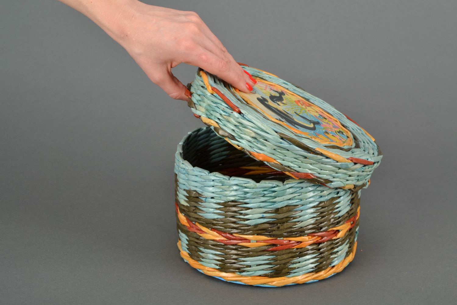 Плетеная корзинка ручной работы из бумажной лозы Дельфины фото 2