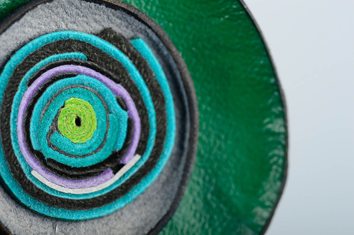 Зеленое украшение ручной работы кулон из кожи авторский женский кулон красивый фото 4