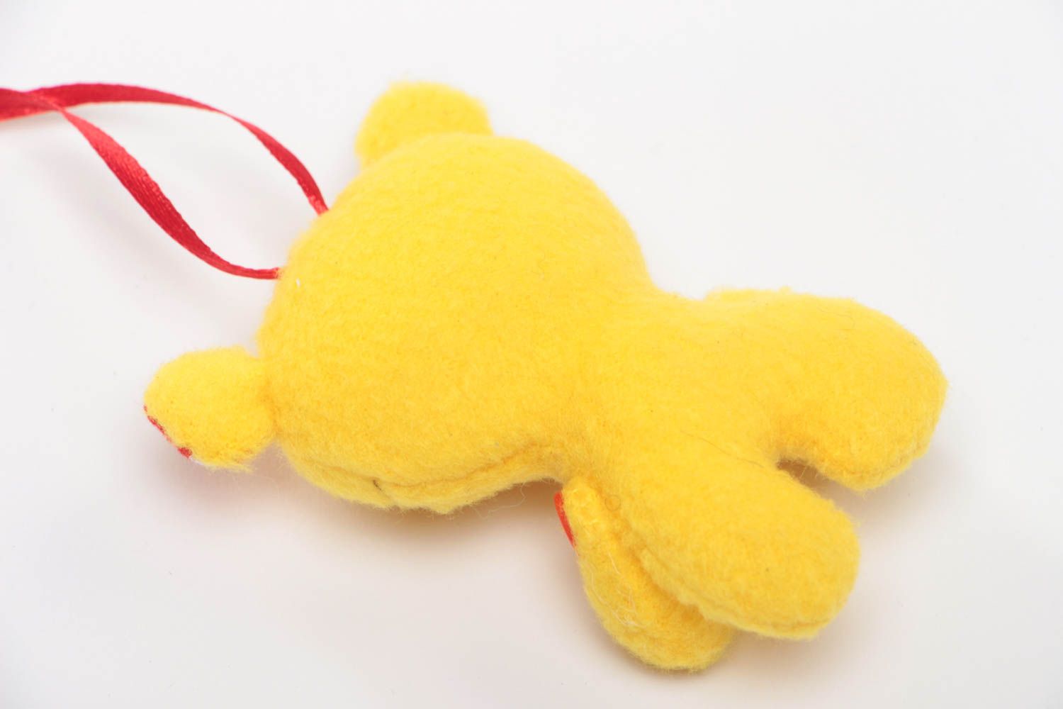 Jouet ours jaune en tissu polaire et coton petit à suspendre fait main photo 4