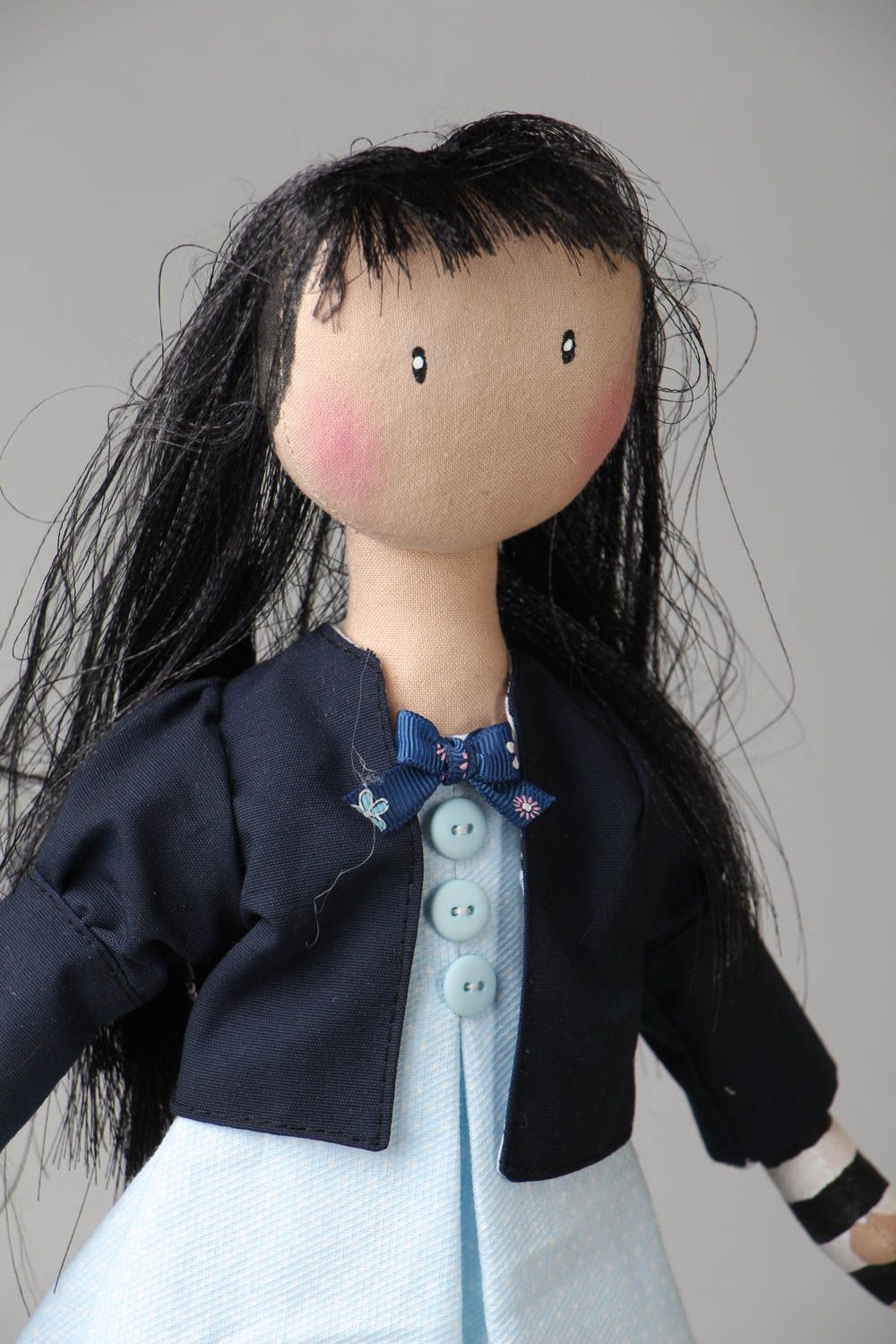 Peluche décorative en coton poupée aux cheveux noirs photo 2