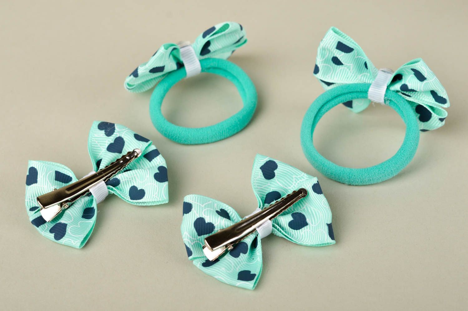 Ganchos con lazos y gomas de pelo azules artesanales accesorios infantiles foto 3