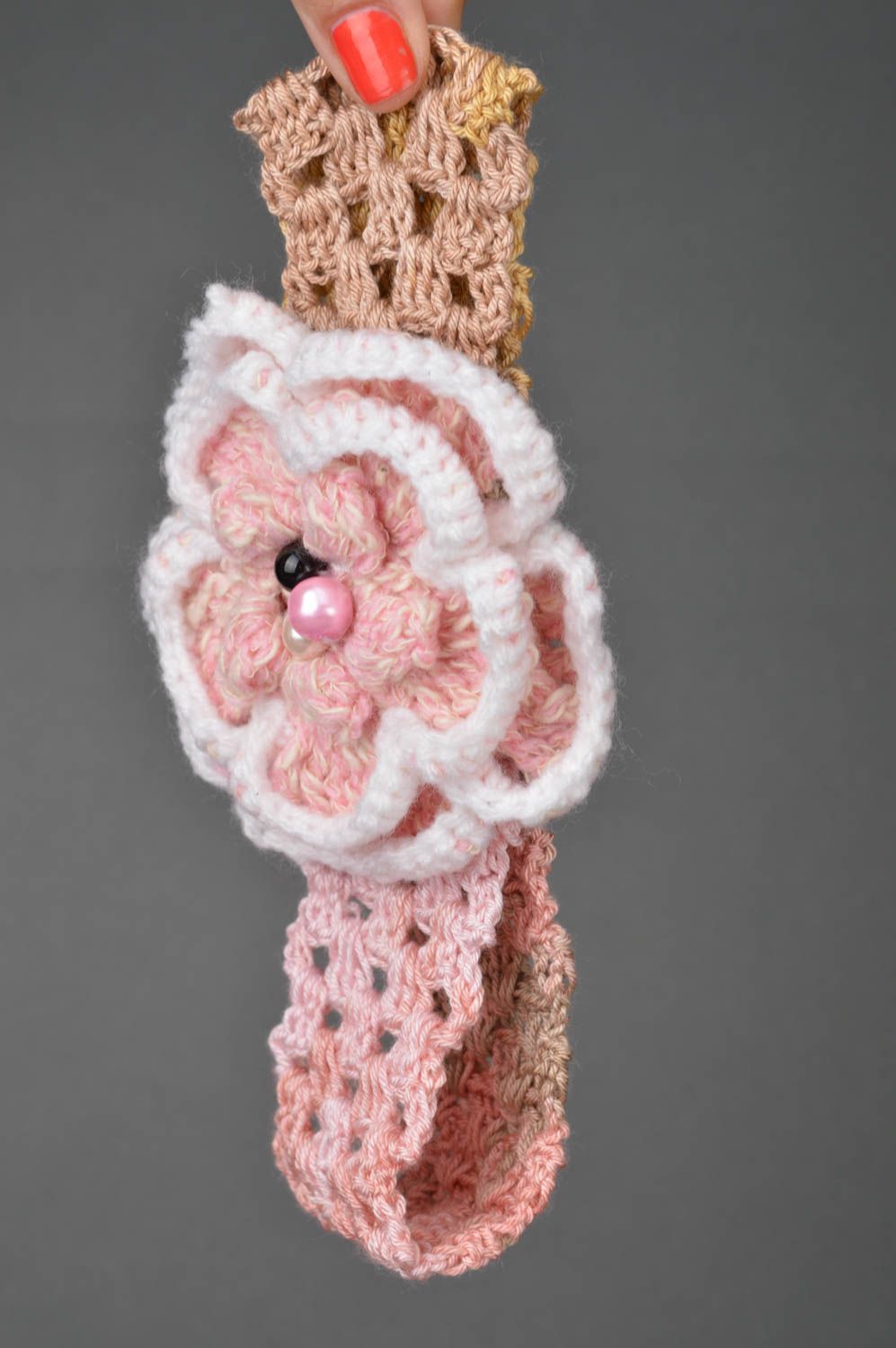 Вязаная повязка на голову с розовым цветком из акриловой нити и бусин хэнд мэйд фото 3