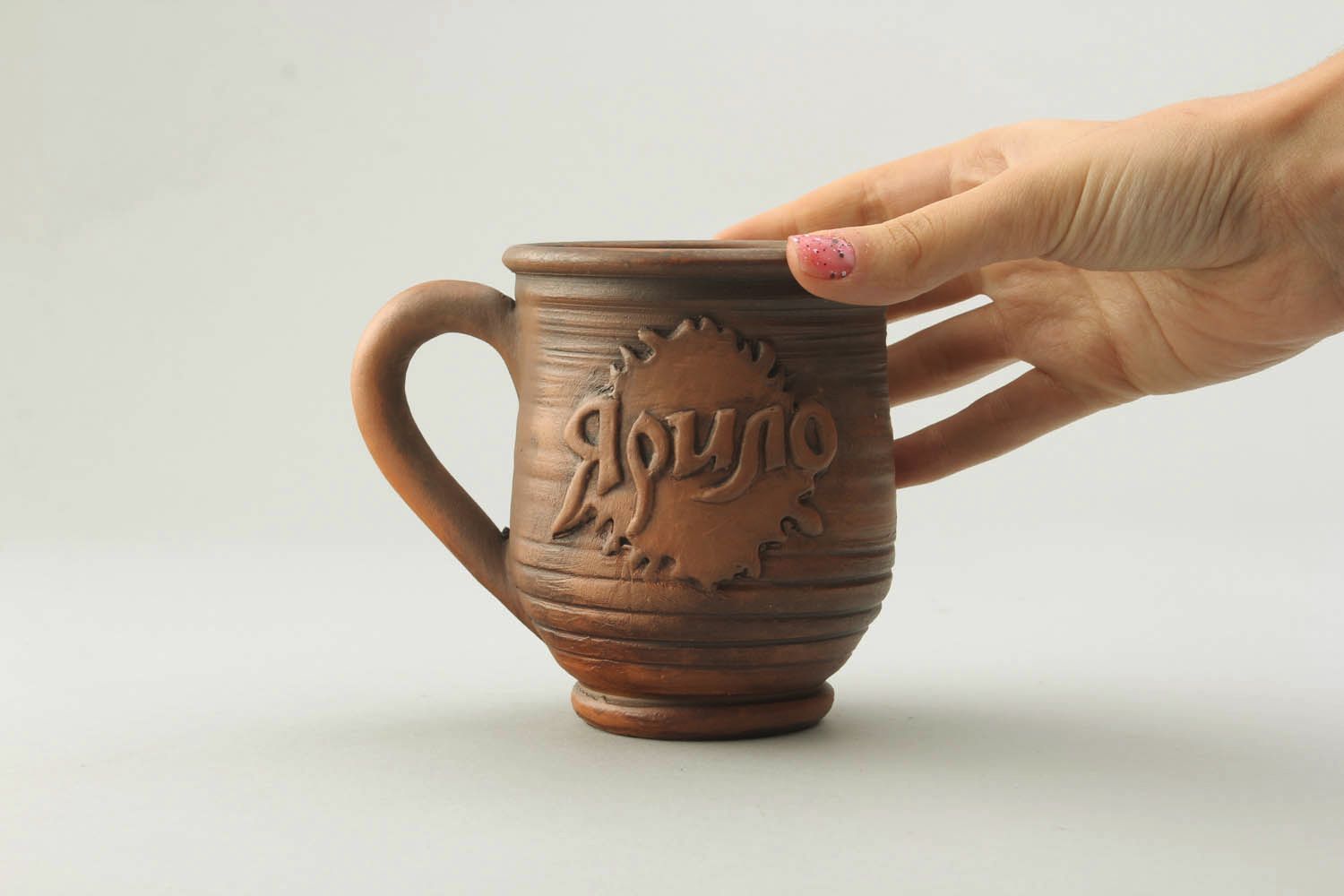 Handgemachte braune Tasse aus Keramik foto 2