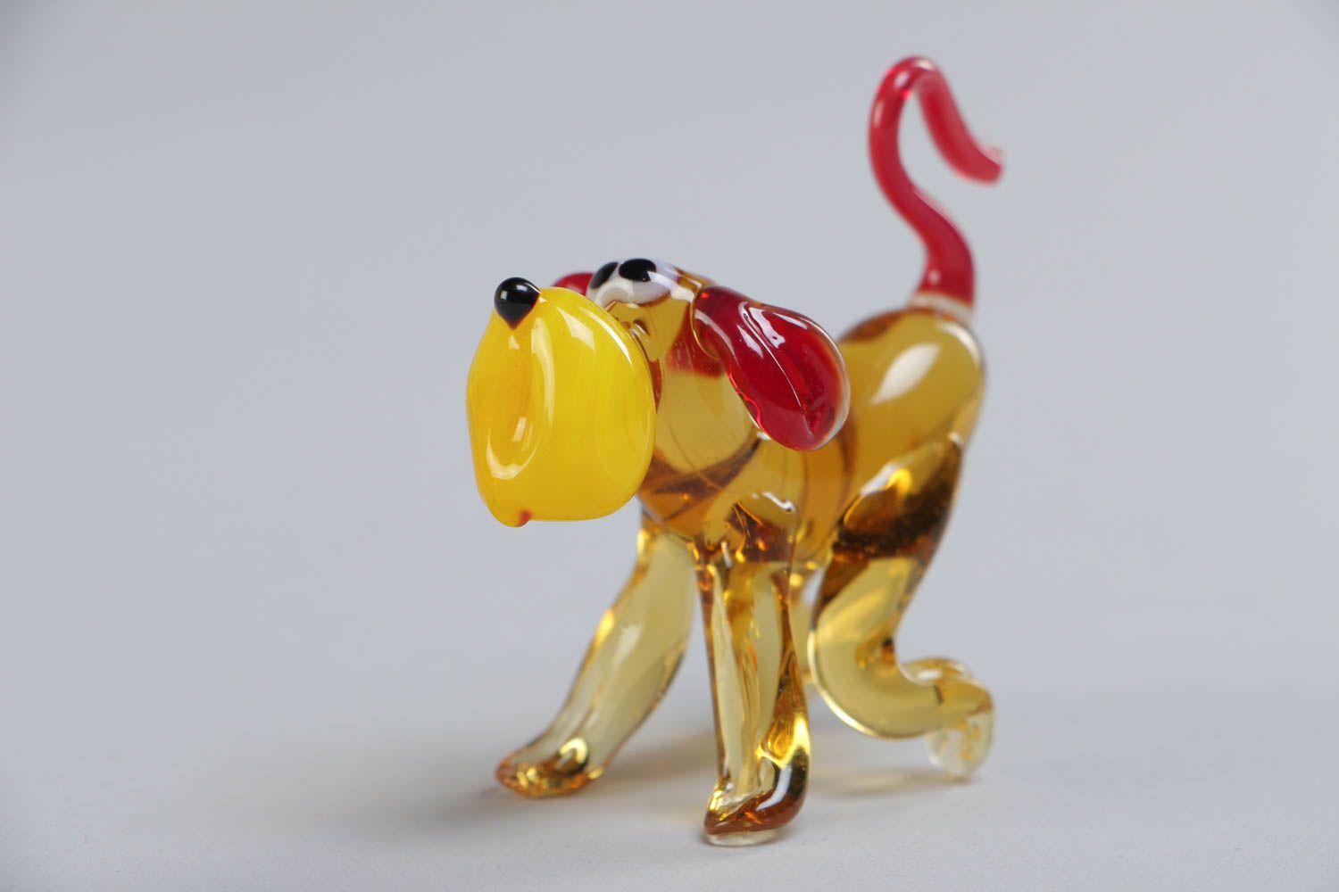 Фигурка из стекла собака в технике лэмпворк ручной работы желтая с красным фото 3