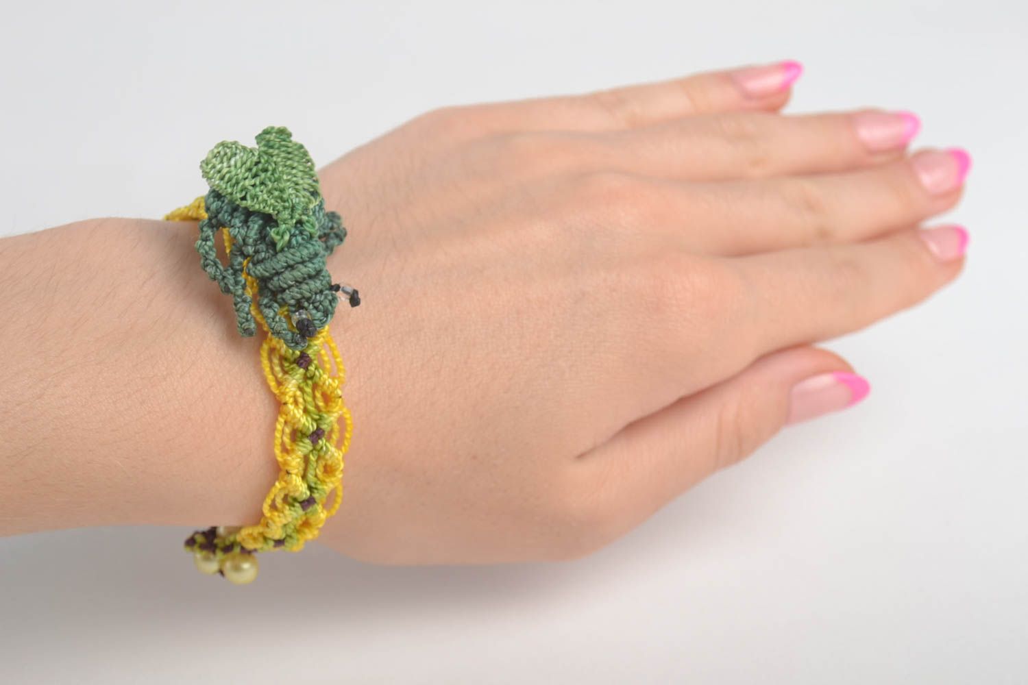 Bracelet textile Bijou fait main Broche femme jaune vert avec mouche tressée photo 1