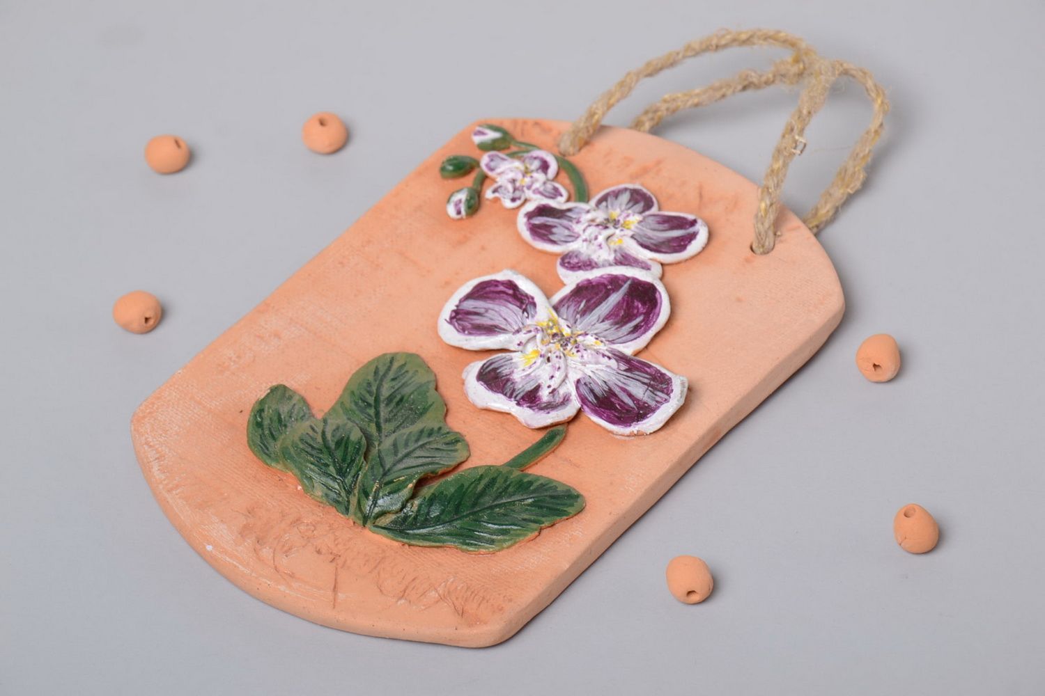 Décoration à suspendre avec fleurs lilas faite main en céramique peint photo 1