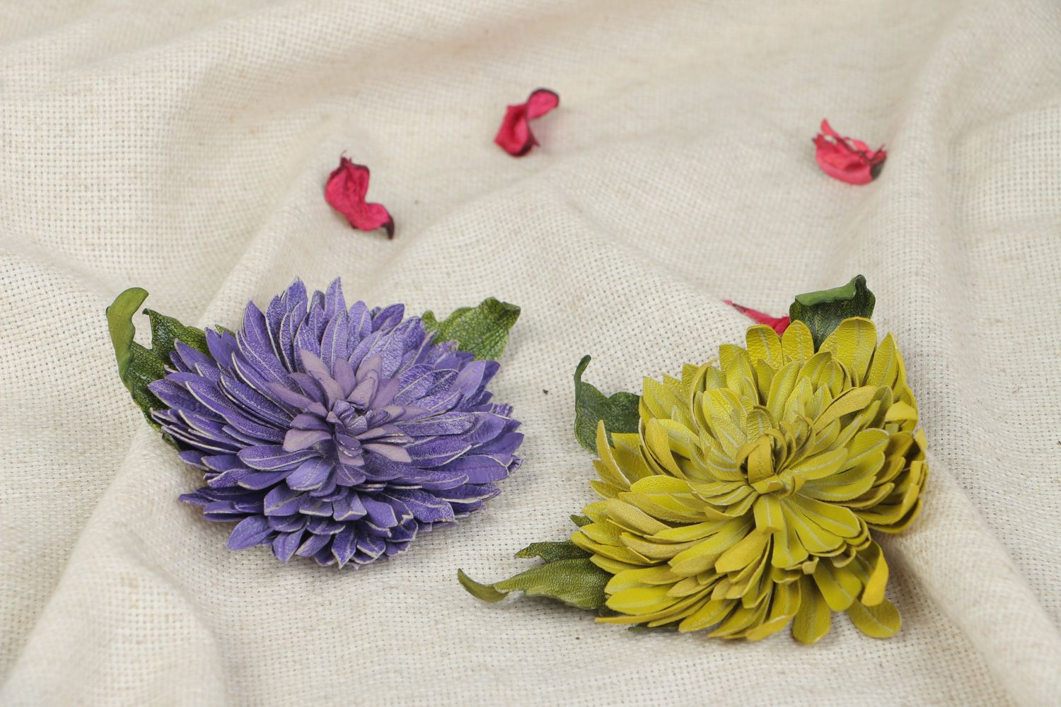 Broches en vrai cuir faites main accessoires fleurs verte et violette photo 5