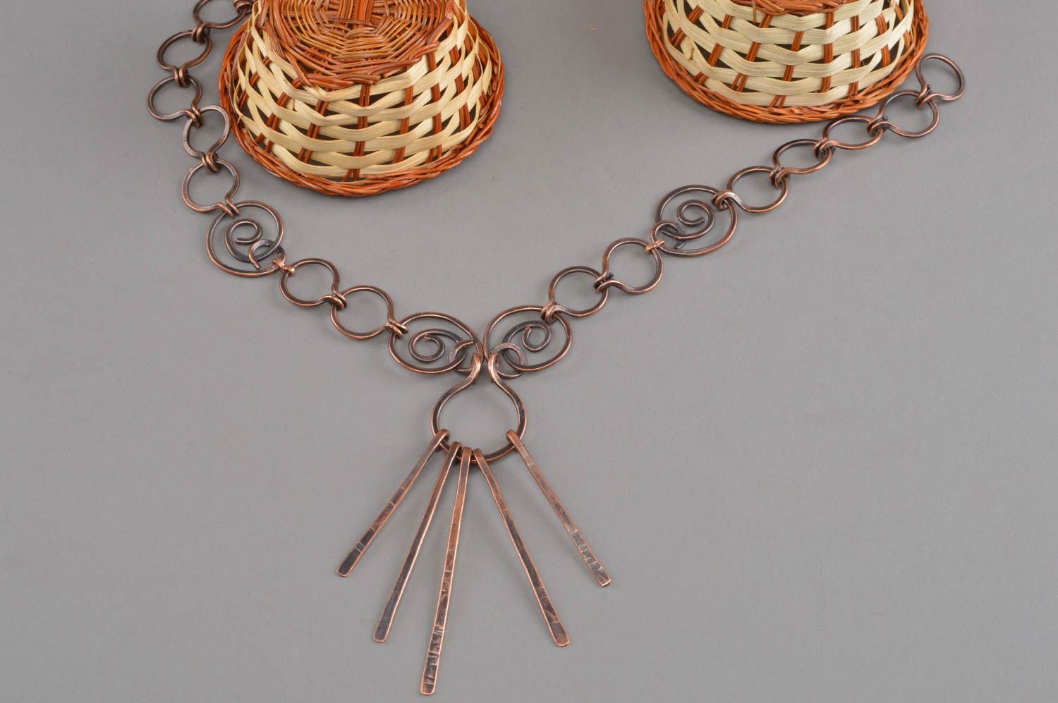 Ungewöhnliche stilvolle schöne handgemachte Halskette aus Kupfer für Frauen foto 1