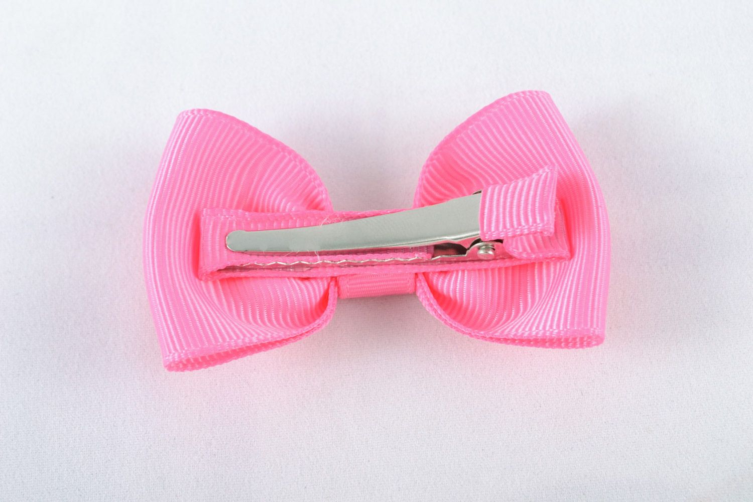 Заколка для волос с бантиком из ленты розовая красивая маленькая ручной работы фото 5