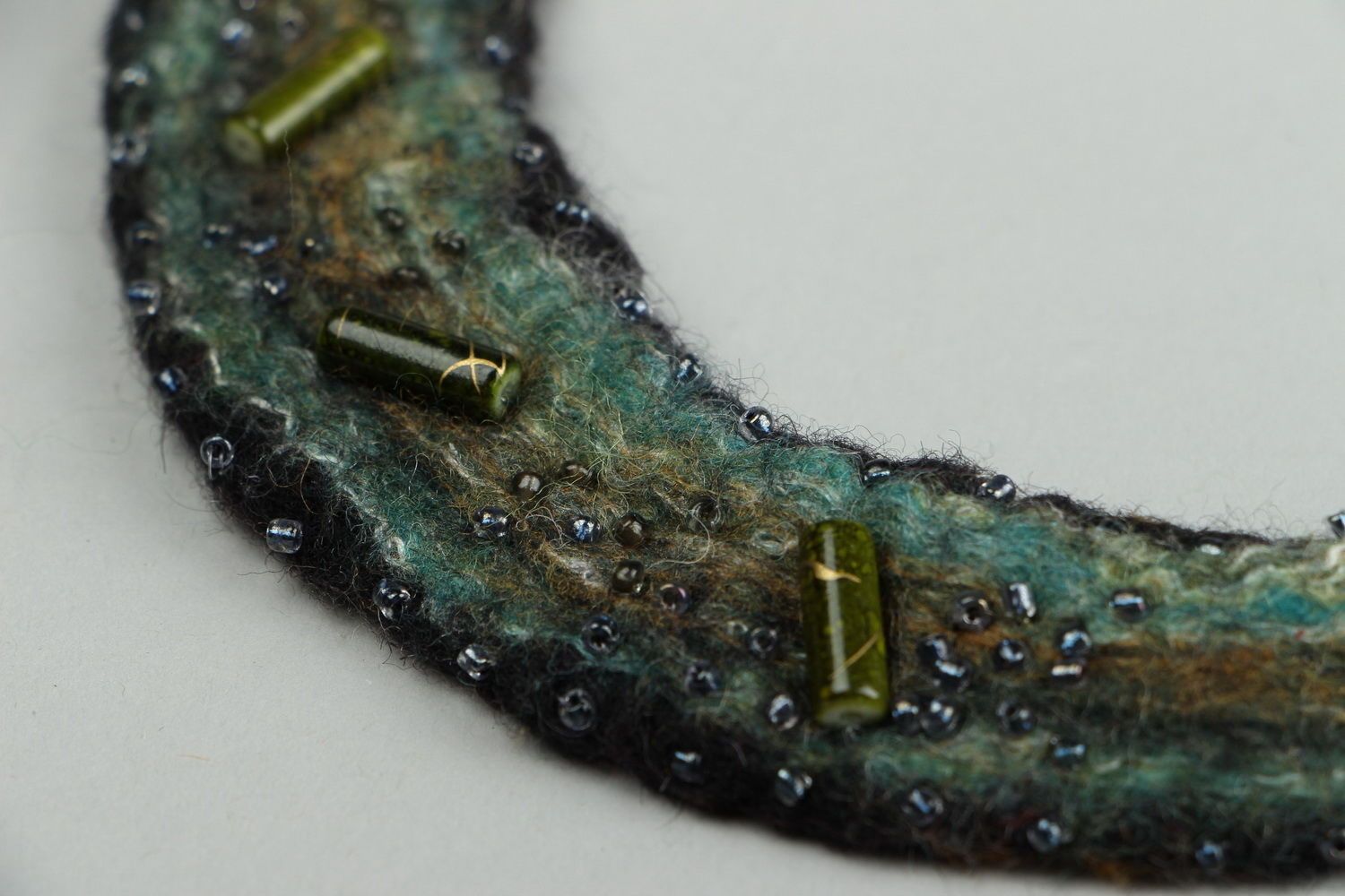 Woolen necklace with beads photo 4