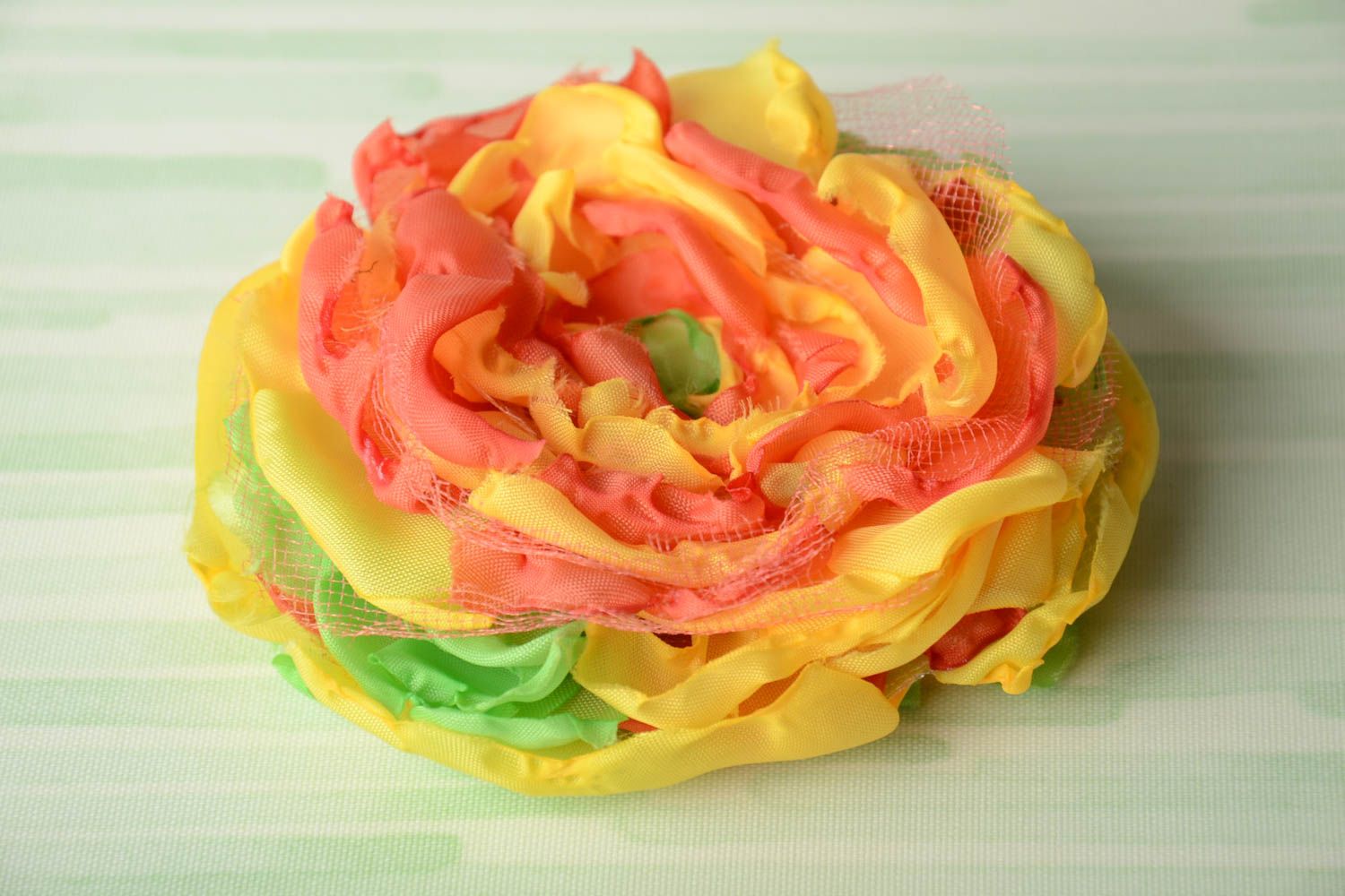 Яркая разноцветная брошь в виде цветка авторский аксессуар ручной работы фото 1
