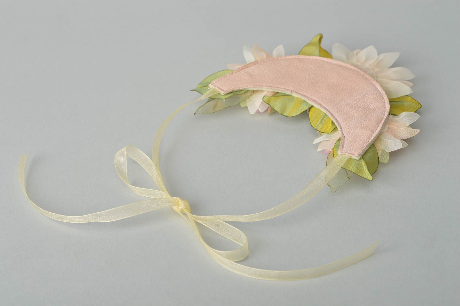 Кожаное колье подарок ручной работы массивное ожерелье в виде хризантем из шелка фото 5