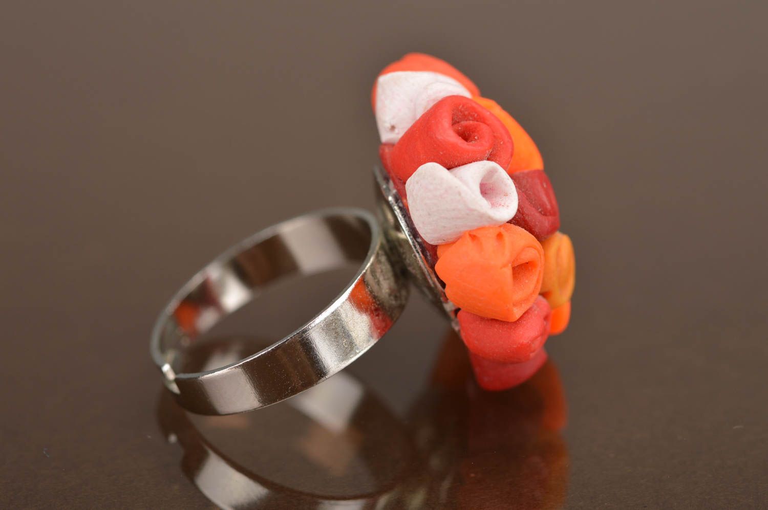 Кольцо из полимерной глины ручной работы в виде букетика оранжевых роз фото 3