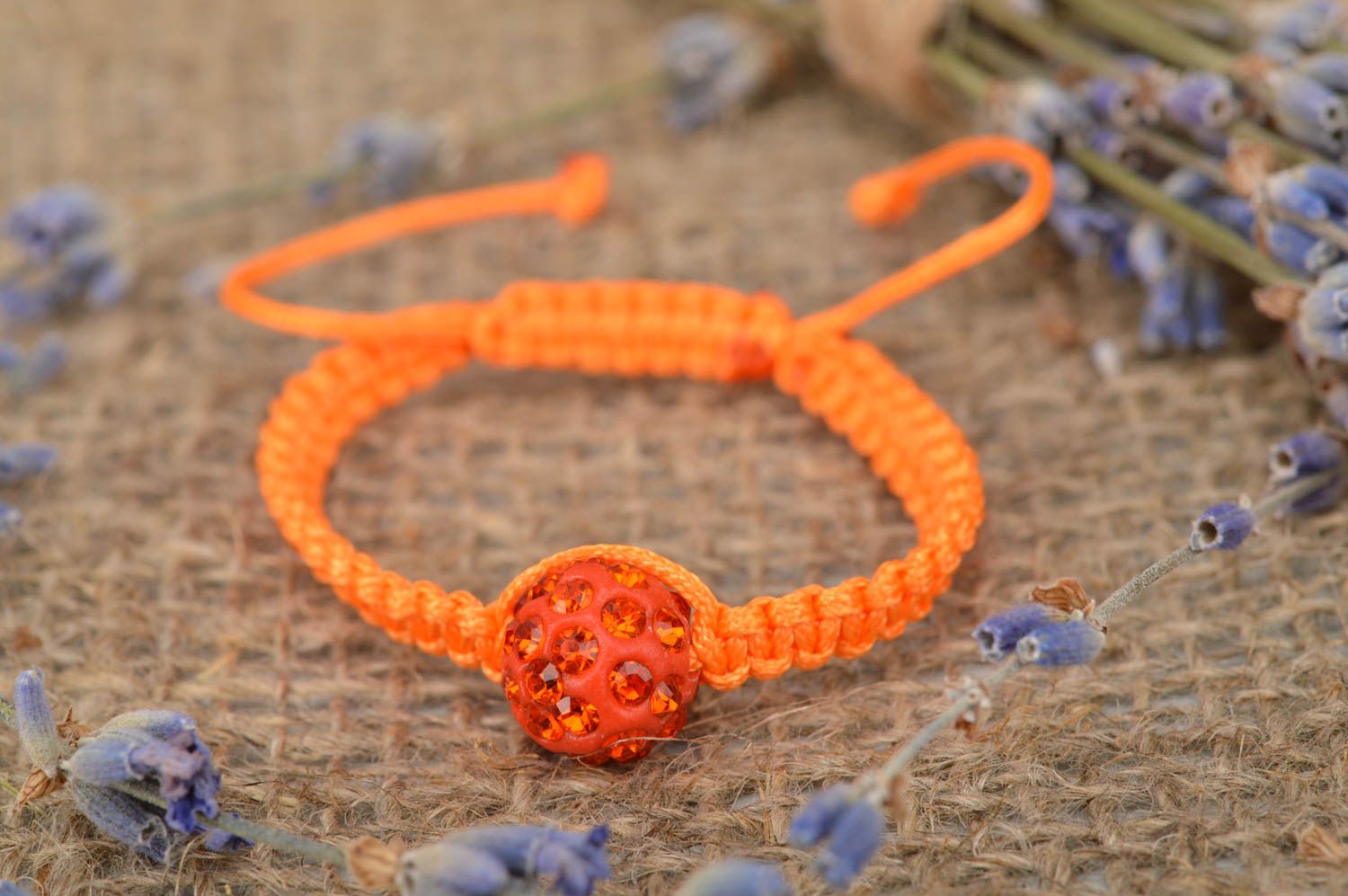 Оранжевый плетеный браслет с бусиной с регулируемым размером хенд мейд фото 1