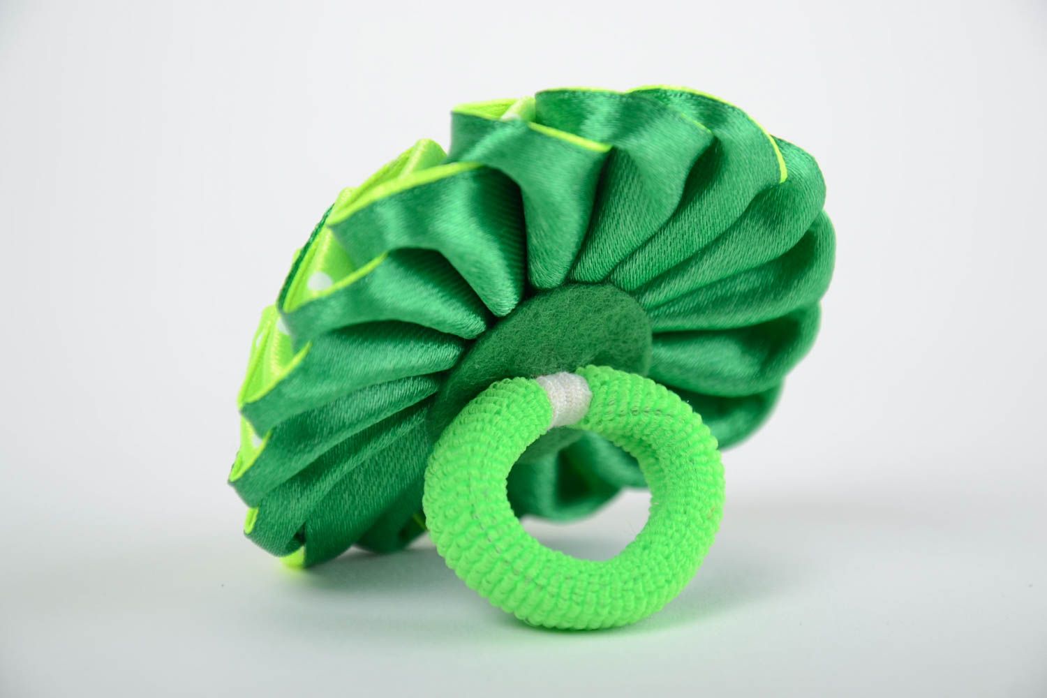 Coletero para el pelo con flor verde de cintas kanzashi artesanal para niña
 foto 5