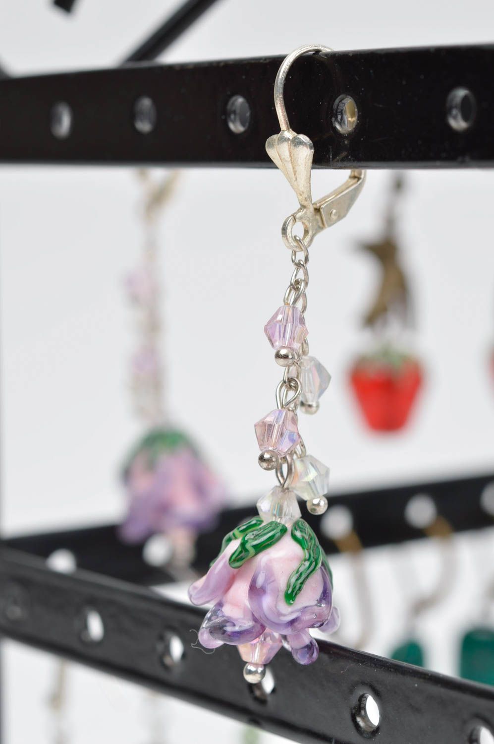 Handmade Accessoire für Frauen Damen Schmuck Glas Ohrringe violette Blumen foto 1