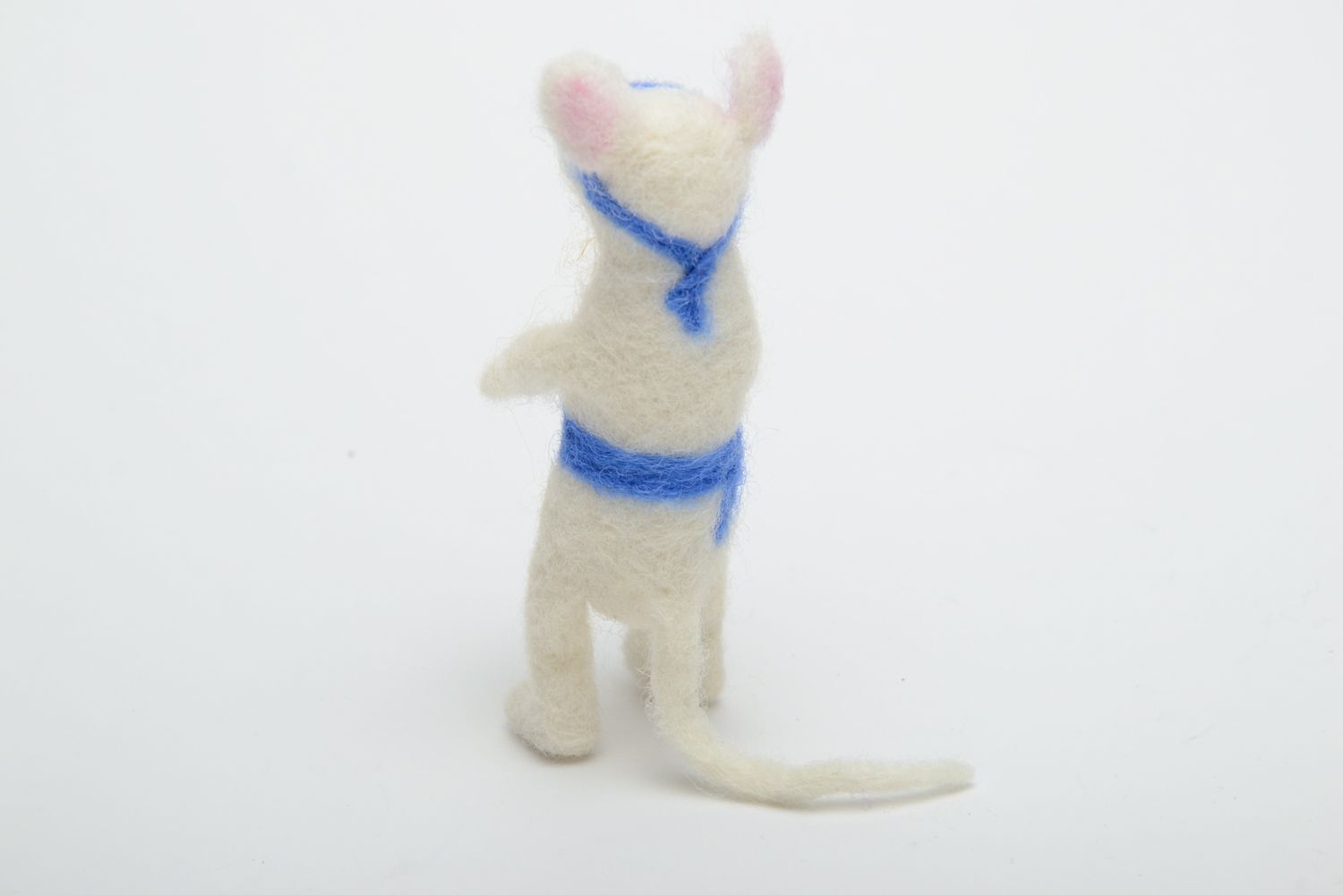 Игрушка в технике валяния декоративная в виде мышки  фото 4