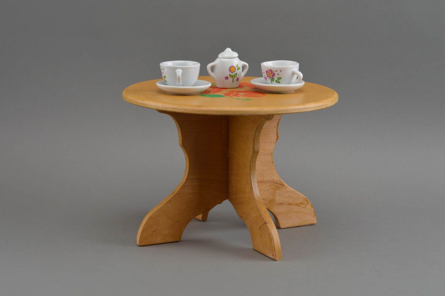 Кукольный стол из дерева круглый декоративный оригинальный ручной работы фото 1