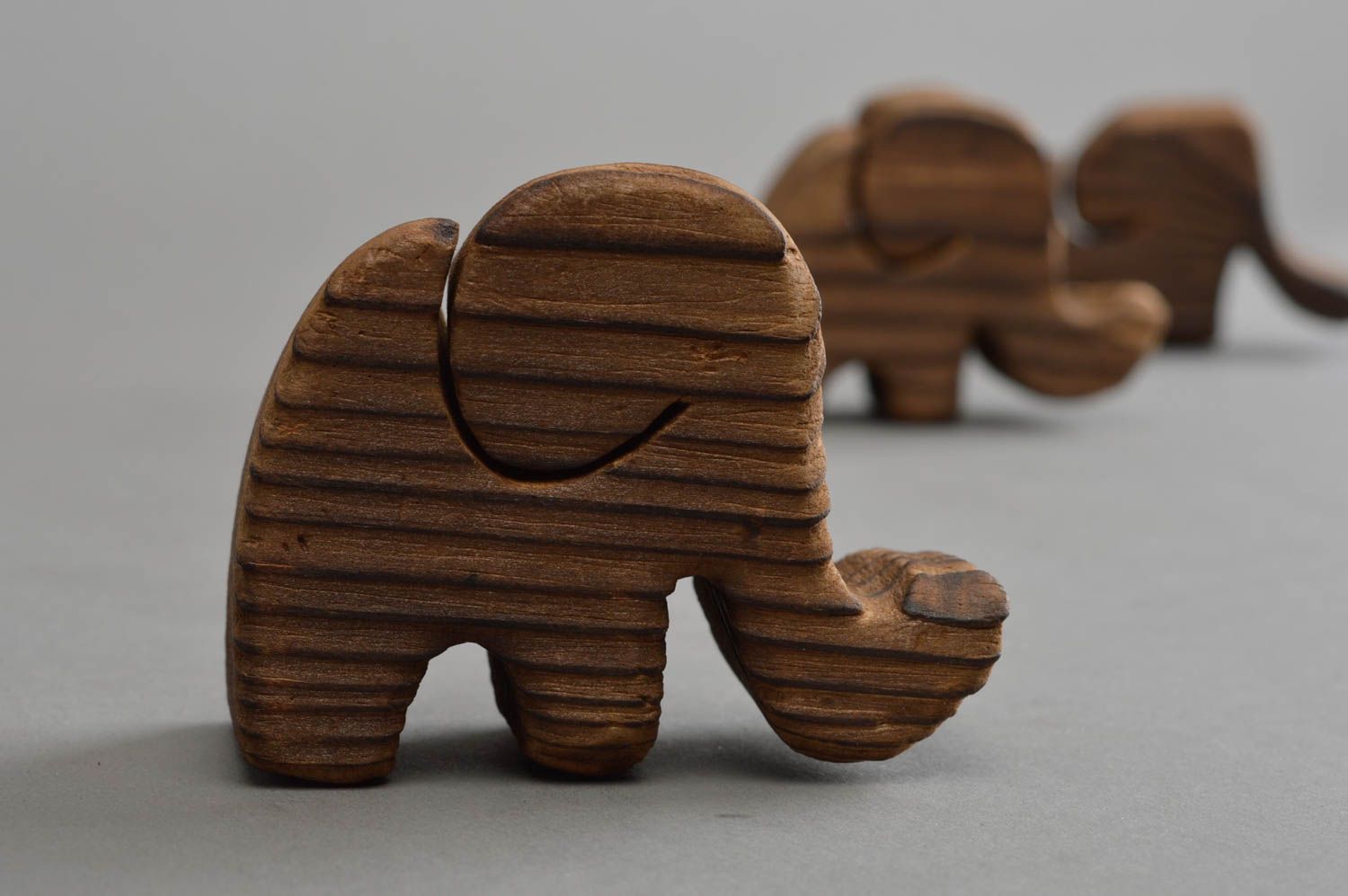 Figurine éléphant de petite taille en bois décorative faite main pour maison photo 1