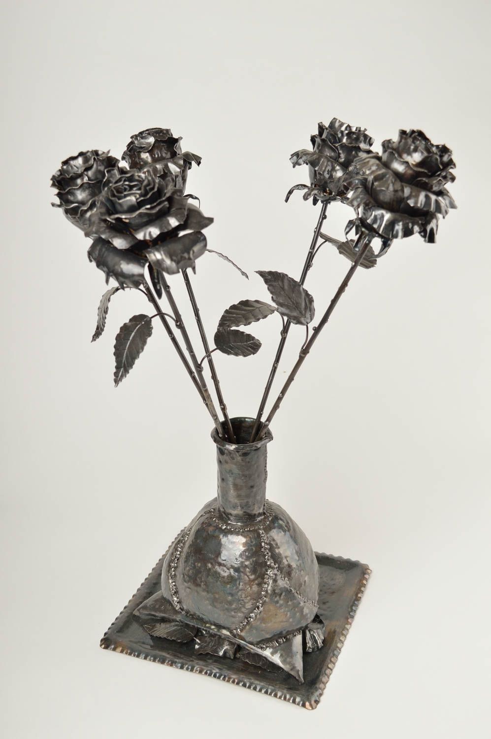 Statuette décorative en métal Figurine fait main Vase avec roses Déco maison photo 2