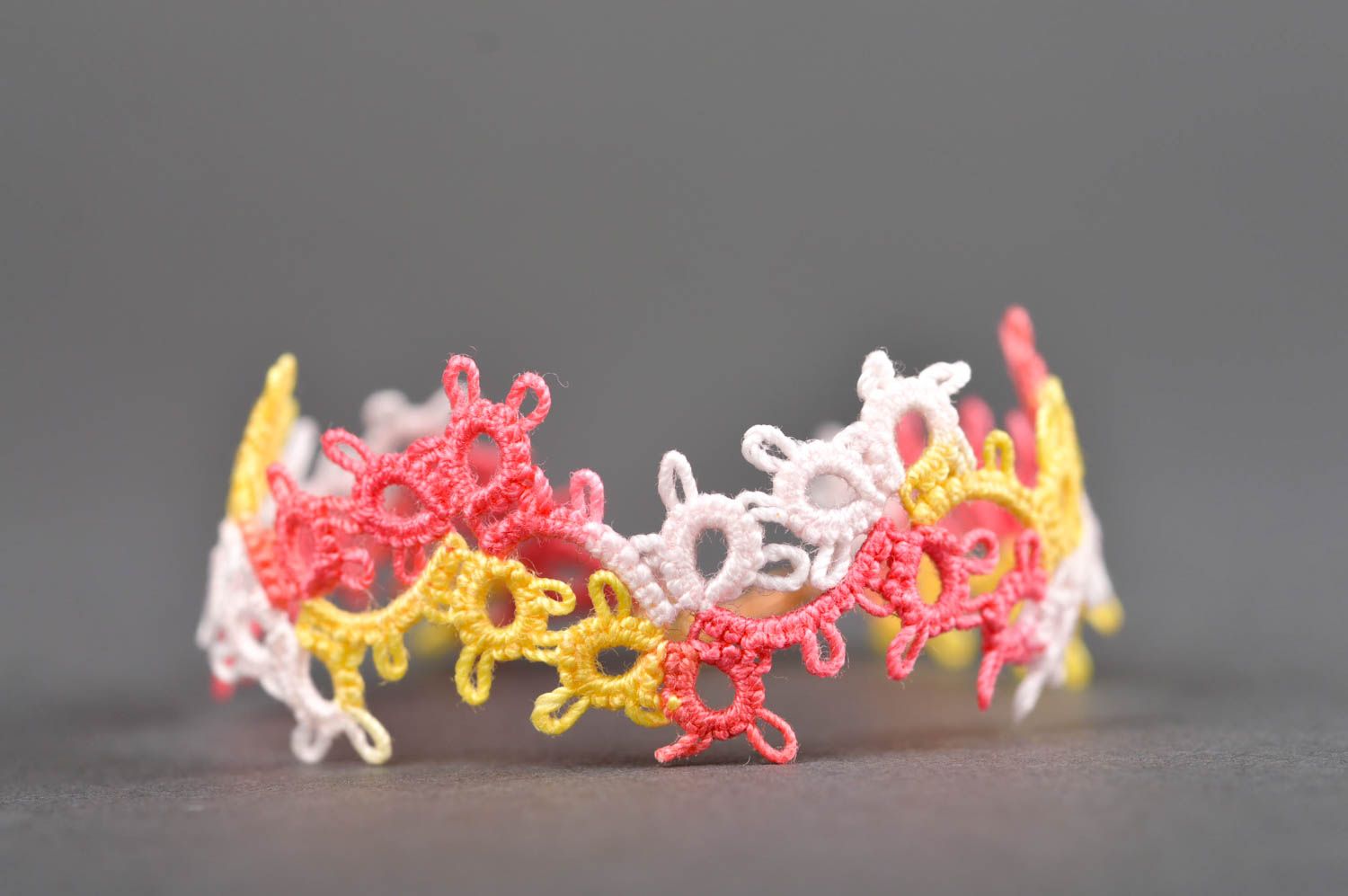 Браслет ручной работы разноцветное украшение фриволите браслет из ниток нежный фото 3