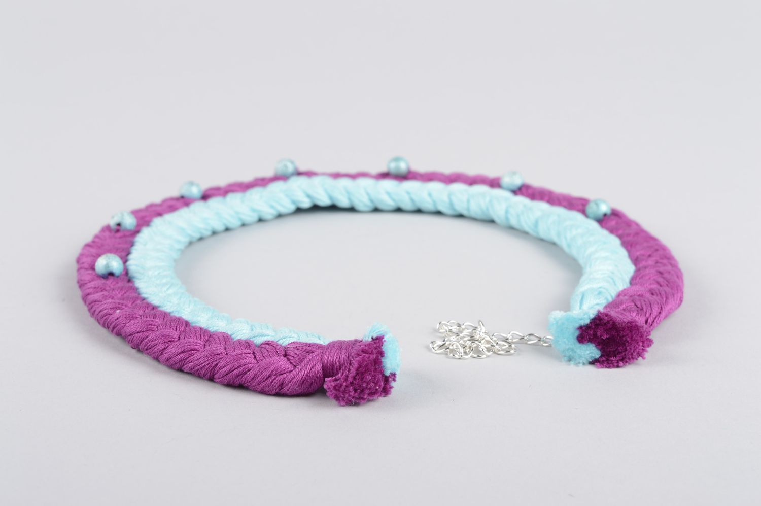 Collier textile Bijou fait main couleurs violette et bleu ciel Cadeau original photo 3